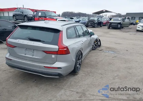 2024 Volvo V60 Recharge Plug-In Hybrid T8 Polestar Engineered z USA, uszkodzony, nr VIN YV1H60EP6R1631313